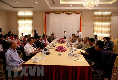 Đại diện các nhóm vũ trang của lực lượng Liên minh miền Bắc (trái) tại cuộc gặp với các quan chức của Ủy ban Hòa bình Myanmar (phải) bên lề Hội nghị Hòa bình Panglong ở Nay Pyi Taw ngày 13/7.