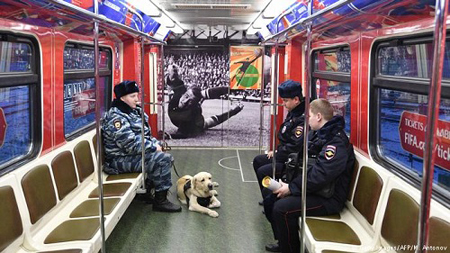 Cảnh sát Nga bảo vệ an ninh trên tàu điện ngầm ở Moskva.