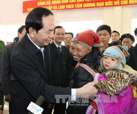 Chủ tịch nước Trần Đại Quang thăm hỏi, tặng quà, chúc Tết bà con các dân tộc xã Bản Khoang, huyện Sa Pa (tháng 1/2017).