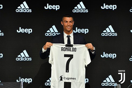 Cristiano Ronaldo nhận áo số 7 và chính thức ra mắt Juventus.