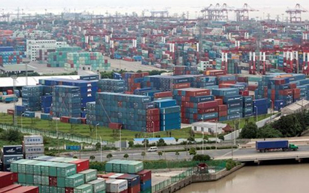 Hàng hóa ở cảng Thượng Hải (Trung Quốc).