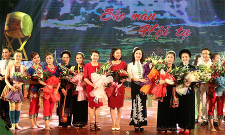 Ban tổ chức tặng hoa cho tập thể ca sỹ, diễn viên, nghệ sỹ của đoàn Yên Bái.
