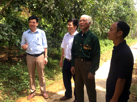 Mô hình phát triển kinh tế của gia đình cựu chiến binh Lương Nam Thành (thứ 2, bên phải) mang lại hiệu quả kinh tế cao.