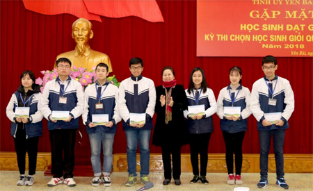 Đồng chí Ngô Thị Chinh - Chủ tịch Hội Khuyến học tỉnh trao phần thưởng cho các học sinh đạt giải tại kỳ thi chọn học sinh giỏi quốc gia THPT năm 2018.