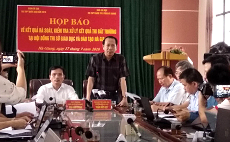 Hà Giang họp báo công bố việc điểm cao bất thường ở Hà Giang.