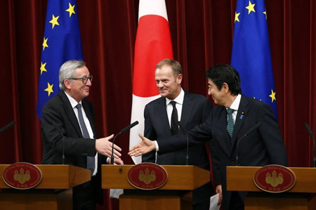 Thủ tướng Shinzo Abe (phải) và Chủ tịch Ủy ban châu Âu Jean-Claude Juncker trái) sau cuộc gặp thượng đỉnh Nhật Bản-EU.
