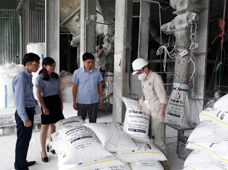 Cán bộ tín dụng BIDV Yên Bái tới thăm nhà máy chế biến bột đá của Công ty cổ phần Xi măng và Khoáng sản Yên Bái.