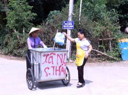 Phụ nữ phường Pú Trạng, thị xã Nghĩa Lộ thu góp rác thải sinh hoạt, giữ gìn vệ sinh môi trường.
