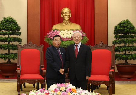 Tổng Bí thư Nguyễn Phú Trọng và Phó Chủ tịch Quốc hội Lào Sengnouane Xayalat.