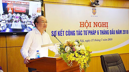 Thứ trưởng Bộ Tư pháp Phan Chí Hiếu báo cáo tại hội nghị.