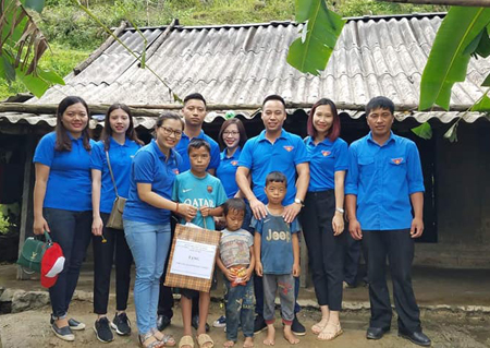 Đoàn Thanh niên Sở Lao động - Thương binh và Xã hội tặng quà cho các em nhỏ có hoàn cảnh khó khăn tại huyện Mù Cang Chải.