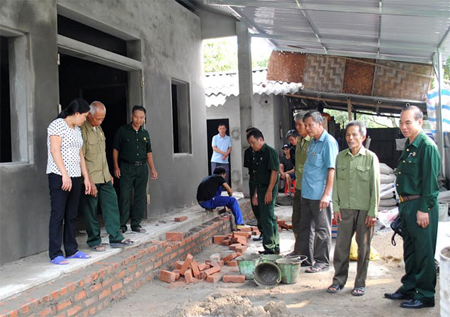 Ngôi nhà của hội viên CCB Trần Văn Thành (thứ 2 phải sang), thôn Hợp Thành xã Tuy lộc, thành phố Yên Bái đang được khẩn trương hoàn thiện.