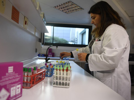 Xét nghiệm các mẫu máu tại phòng thí nghiệm ở Rennes, miền Tây Pháp ngày 5-1-2017.
