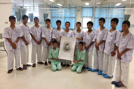 Đội bóng nhí Thái Lan tưởng niệm thợ lặn thiệt mạng trong quá trình giải cứu.