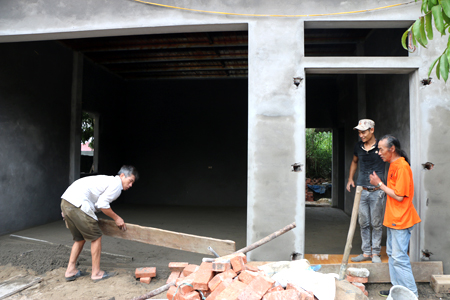 Ngôi nhà được hỗ trợ xây mới của gia đình ông Phạm La Quang - thôn Cầu A, thị trấn Mậu A đang được khẩn trương thi công để hoàn thành trước ngày 27/7.