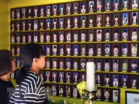 Di ảnh các nạn nhân trong vụ chìm phà Sewol ở Seoul.