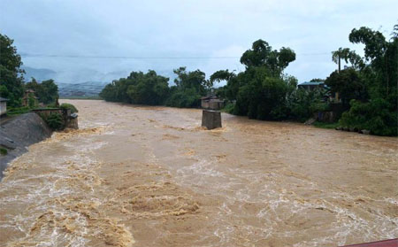 Nước lớn trên cầu suối Nung tại thị xã Nghĩa Lộ
