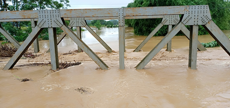 Nước ngập trên mặt ray 70 cm tại vị trí cầu Nga Quán, xã Nga Quán, huyện Trấn Yên. 
