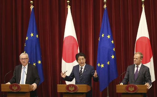 Tokyo và Brussels quyết tâm dẫn đầu xu thế thương mại tự do.