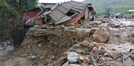 Một ngôi nhà ở Mù Cang Chải bị sập đổ do trận mưa lũ sáng 20/7.