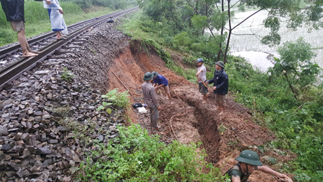 Công nhân Công ty cổ phần Đường sắt Yên Lào khẩn trương khắc phục sạt lở taluy âm tại vị trí Km 180 + 290 - Km 180 + 320 thuộc địa phận xã Yên Hưng, huyện Văn Yên.