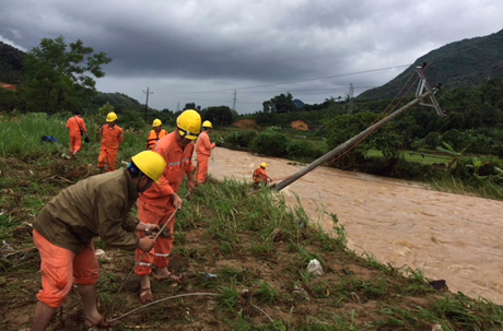Công nhân Điện lực khắc phục hậu quả mưa lũ tại Văn Chấn.
