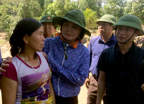 Bí thư Tỉnh ủy Phạm Thị Thanh Trà chia sẻ mất mát và động viên người dân Phong Dụ Thượng.