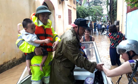 Khi nước lũ lên cao, những chiến sỹ Cảnh sát Giao thông, Cảnh sát Cơ động dùng thuyền máy cứu người và tài sản cho nhân dân ra khỏi khu vực nguy hiểm.