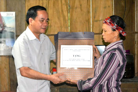 Đồng chí Tạ Văn Long- Phó Chủ tịch Thường trực UBND tỉnh tặng quà bệnh binh Chu Ngọc Vinh ở thôn Sài Lớn, Trung Tâm.