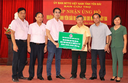 Đồng chí Nguyễn Đức Hải – Phó Tổng Giám đốc Ngân hàng Chính sách Xã hội Việt Nam trao kinh phí hỗ trợ cho tỉnh Yên Bái.