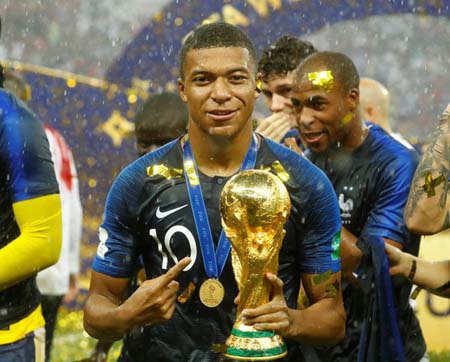 Mbappe hạnh phúc với chức vô địch World Cup 2018 ở tuổi 19.