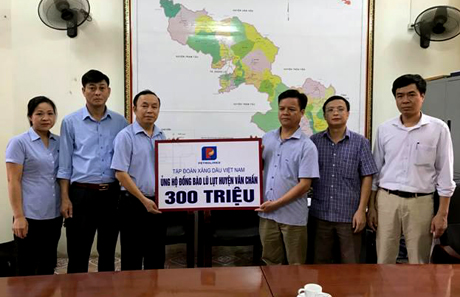 Lãnh đạo Công ty Xăng dầu Yên Bái trao số tiền hỗ trợ 300 triệu đồng ủng hộ người dân vùng lũ Văn Chấn.