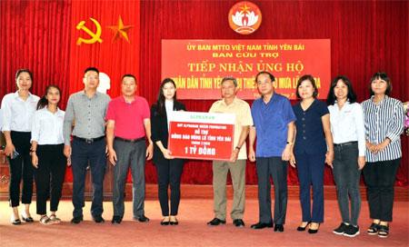 Bà Nguyễn Ngọc Mỹ - người sáng lập Qũy Alphanam Green Foundationtrao kinh phí hỗ trợ hỗ trợ nhân dân vùng lũ Yên Bái.