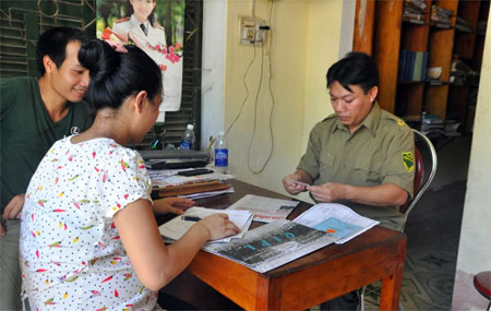 Người dân xã An Bình, huyện Văn Yên kê khai làm giấy tờ tùy thân.