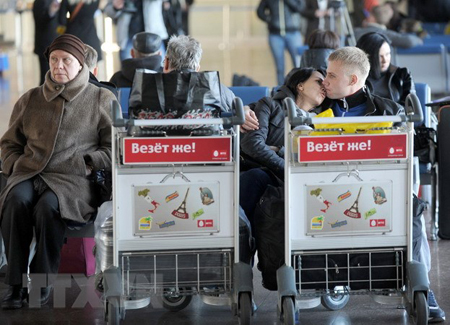 Hành khách chờ làm thủ tục tại sân bay quốc tế Minsk, Belarus.