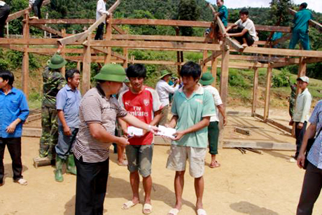 Đồng chí Giàng A Tông – Bí thư Huyện ủy Mù Cang Chải kiểm tra khắc phục hậu quả mưa, lũ tại xã Nậm Có và trao tiền hỗ trợ cho các hộ bị thiệt hại về nhà ở.