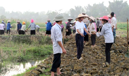 Nông dân phường Tân An tích cực đóng góp ngày công làm đường nội đồng.
