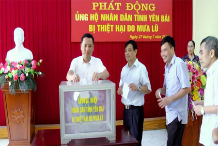 Đoàn viên công đoàn cơ quan chính quyền thành phố Yên Bái hưởng ứng ủng hộ nhân dân tỉnh Yên Bái thiệt hại do mưa lũ.