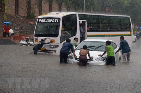 Cảnh ngập lụt tại New Delhi, Ấn Độ ngày 16/7