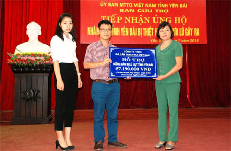 Đại diện Công ty TNHH Đá cẩm thạch R.K Quốc tế và Công ty TNHH Đá cẩm thạch R.K Việt Nam trao hỗ trợ cho tỉnh Yên Bái.
