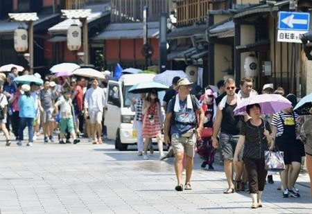 Người dân che ô tránh nắng tại Kyoto, Nhật Bản ngày 19/7.