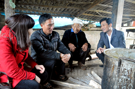 Cán bộ Ban Dân vận Huyện ủy Trấn Yên trao đổi với đồng bào Mông xã Hồng Ca về hiệu quả các mô hình dân vận ở địa phương.