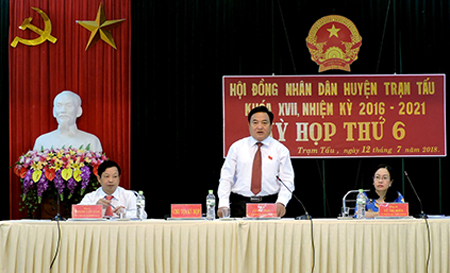 Đồng chí Giàng A Thào - Bí thư Huyện ủy, Chủ tịch HĐND huyện Trạm Tấu phát biểu chủ trì kỳ họp