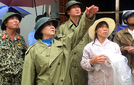 Đồng chí Phạm Thị Thanh Trà - Bí thư Tỉnh ủy kiểm tra, chỉ đạo công tác khắc phục hậu quả mưa lũ tại huyện Văn Yên.