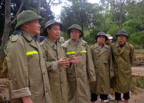 Chủ tịch UBND tỉnh Đỗ Đức Duy và Thứ trưởng Bộ Nông nghiệp và PTNT kiểm tra hiện trường mưa lũ tại Văn Chấn.