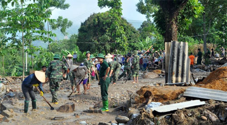 Chiến sỹ lực lượng vũ trang và nhân dân tham gia khắc phục hậu quả mưa lũ ở xã Sơn Lương.