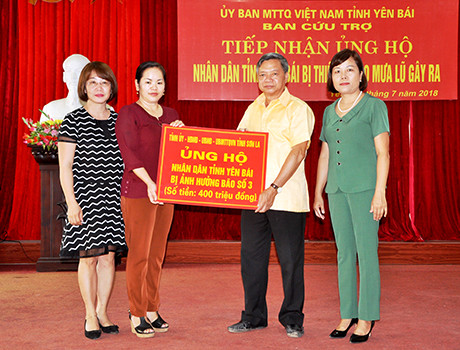 Đồng chí Giàng Thị Hương – Phó Chủ tịch Ủy ban Mặt trận Tổ quốc  
 tỉnh Sơn La trao kinh phí hỗ trợ cho tỉnh Yên Bái.
