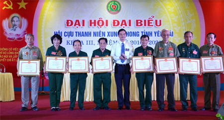 Đồng chí Dương Văn Tiến - Phó Chủ tịch UBND tỉnh tặng Bằng khen của UBND tỉnh cho các cá nhân và tập thể có thành tích xuất sắc trong các phong trào Hội.
