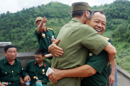 Các cựu chiến binh trong giờ phút gặp lại tại chiến trường xưa Vị Xuyên - Hà Giang.