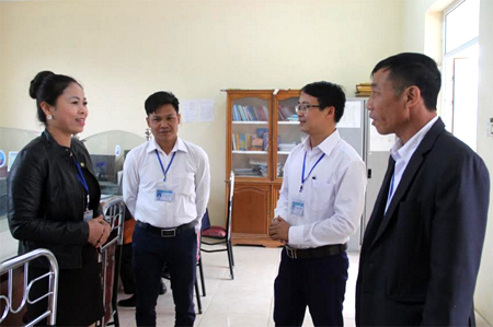 Lãnh đạo xã Đại Minh, huyện Yên Bình trao đổi về vấn đề sắp xếp bộ máy tinh gọn, hiệu quả.